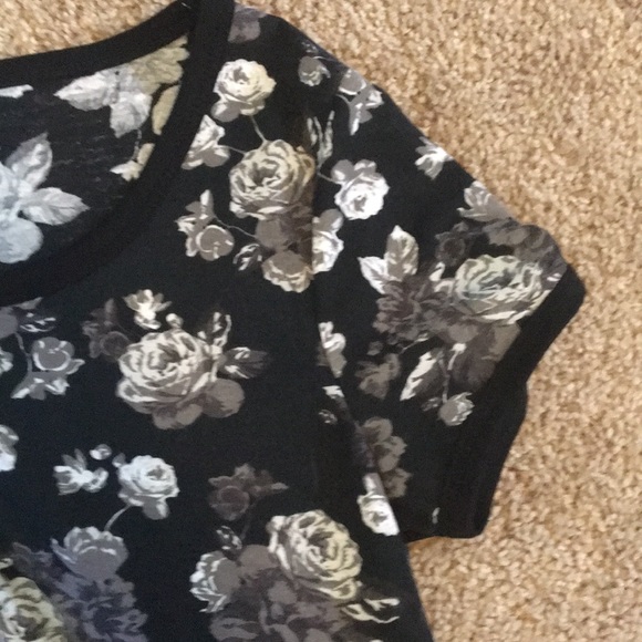 NWOT Black and White Floral Crop Top - Picture 4 of 7